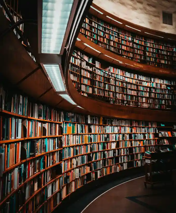 Estantes curvas de uma biblioteca cheias de livros — o arquivo da redação